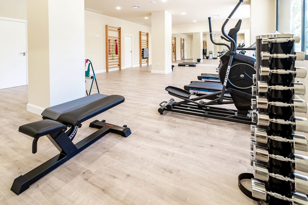 Inf2.4e - Modern 2-bed Apt With Roof top Pool