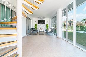 GRR - Elegant Villa With Exclusive Private Pool