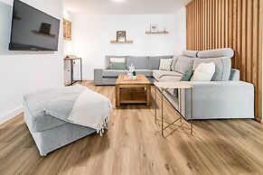 Eac3f- Modern & Light Apartment Steps From the sea