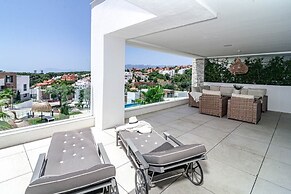CAH - Large Terrace, Indoor Pool and gym