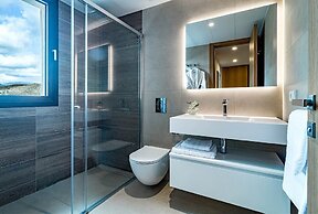LO - Luxury 3 Bedroom Apartment , Stunning Views