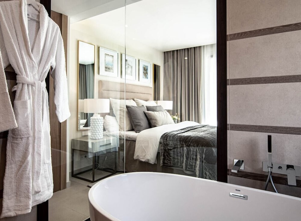LO - Luxury 3 Bedroom Apartment , Stunning Views