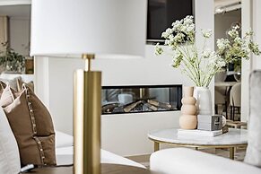 LO - Luxury 3 Bedroom Apartment , Stunning Views