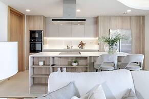 LO - Luxury 3 Bedroom Apartment , Stunning Views