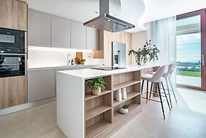 LO - Luxury 3 Bedroom Apartment , Stunning Views