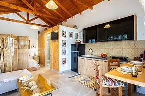 Petalidi Sunny Home Two - Cozy Garden Escape