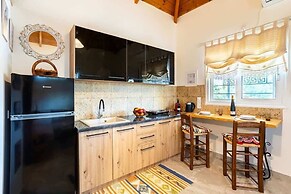 Petalidi Sunny Home Two - Cozy Garden Escape