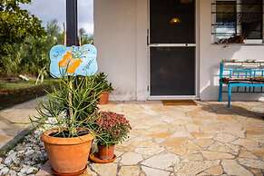 Petalidi Sunny Home Two - Cozy Garden Escape