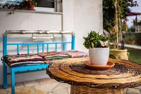 Petalidi Sunny Home Two - Cozy Garden Escape