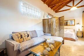 Petalidi Sunny Home Two - Cozy Garden Escape