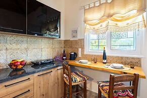 Petalidi Sunny Home Two - Cozy Garden Escape
