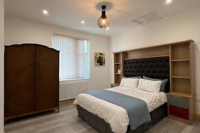 Family/small Group-wifi-parking-garden-sleeps 6