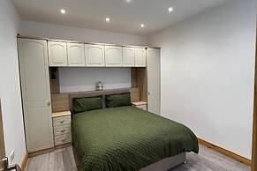 Family/small Group-wifi-parking-garden-sleeps 6