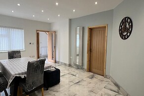 Family/small Group-wifi-parking-garden-sleeps 6