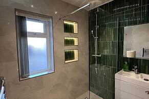 Family/small Group-wifi-parking-garden-sleeps 6