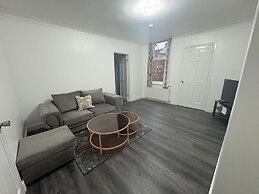 2 Bed Flat - Sleeps 3 - Parking - Wifi