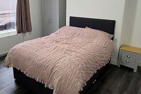 2 Bed Flat - Sleeps 3 - Parking - Wifi