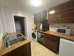 2 Bed Flat - Sleeps 3 - Parking - Wifi