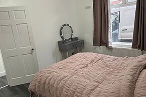 2 Bed Flat - Sleeps 3 - Parking - Wifi