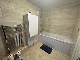 2 Bed Flat - Sleeps 3 - Parking - Wifi