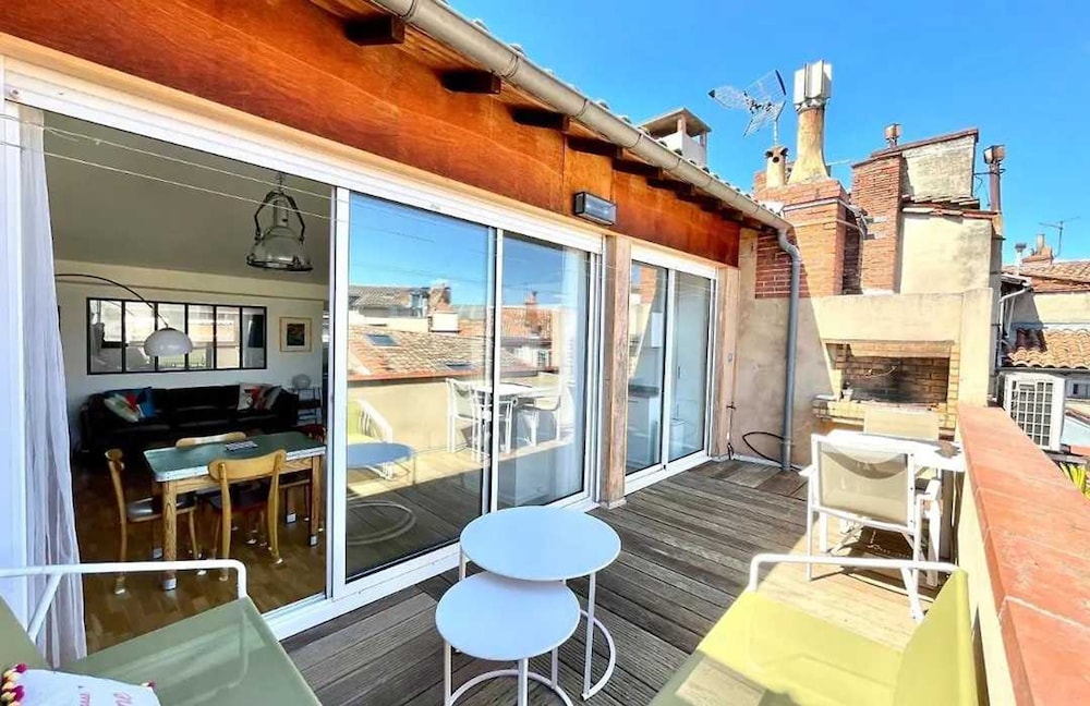 Jacobin - Downtown Rooftop Parking and AC