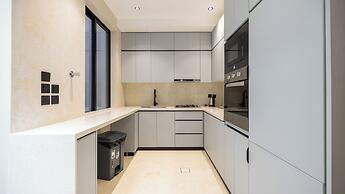 Luxury two bedroom Apartment Al Rawdha