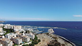 CP - Modern Beachside Apartment in Estepona