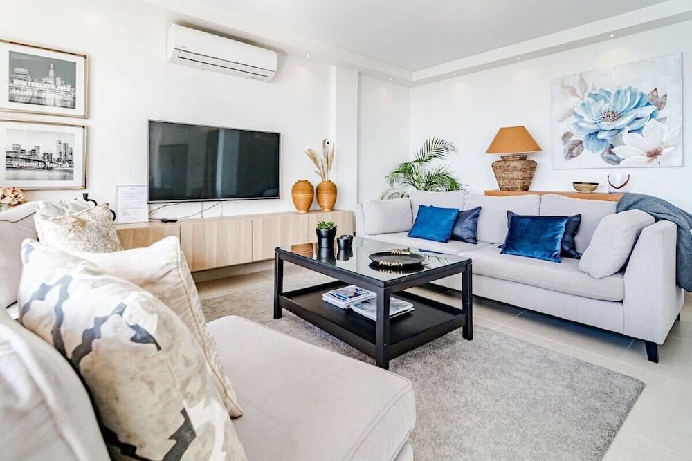 CP - Modern Beachside Apartment in Estepona