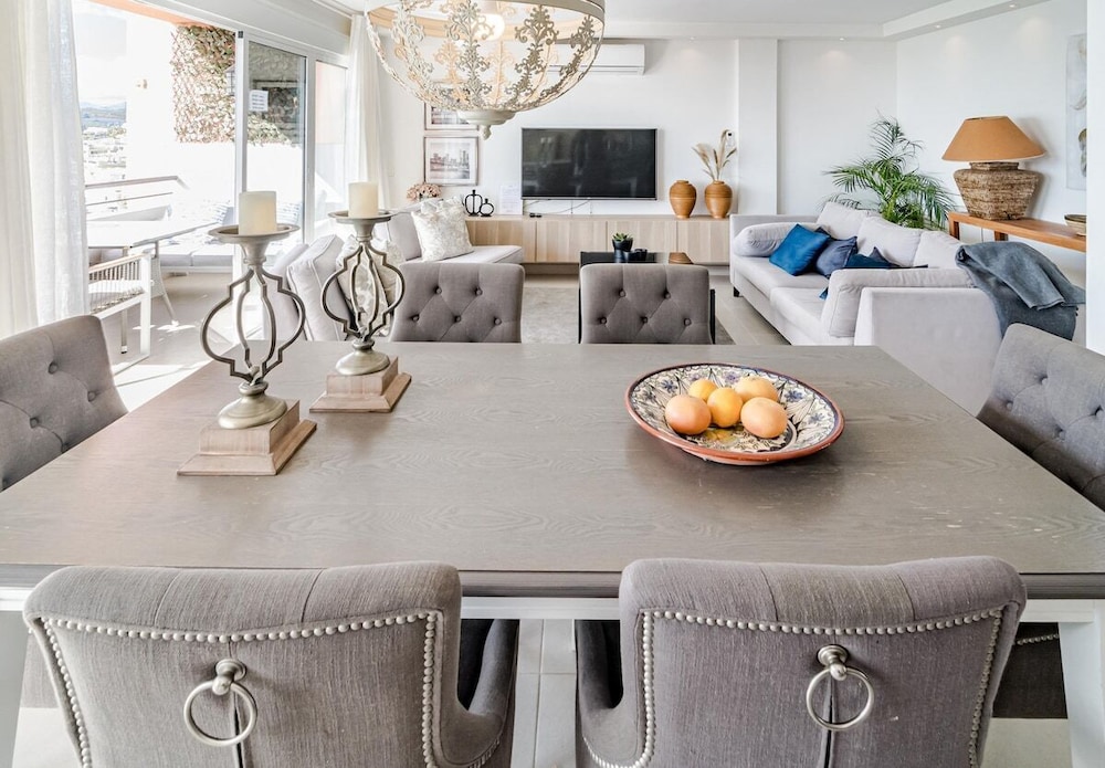 CP - Modern Beachside Apartment in Estepona