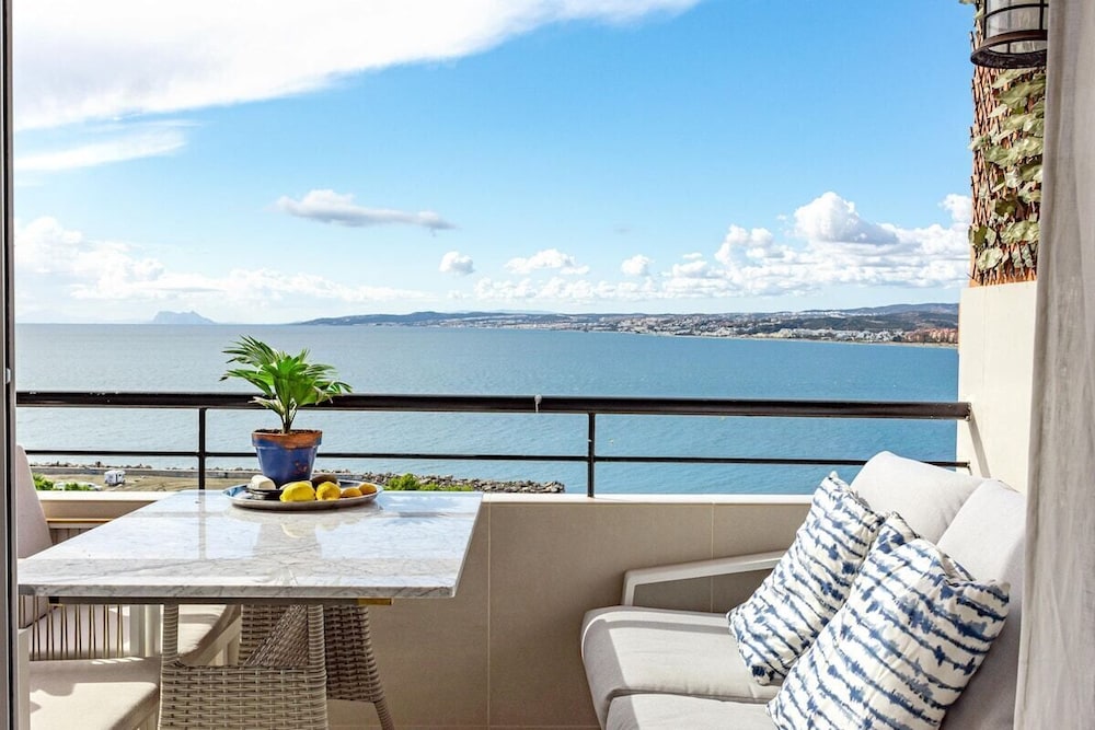 CP - Modern Beachside Apartment in Estepona