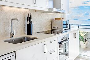 CP - Modern Beachside Apartment in Estepona