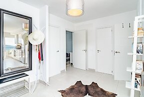 CP - Modern Beachside Apartment in Estepona