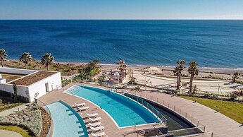 TE- Luxury Resort, Front Line Beach, Families Only