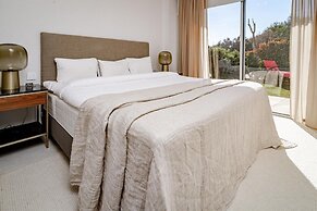 TE- Luxury Resort, Front Line Beach, Families Only