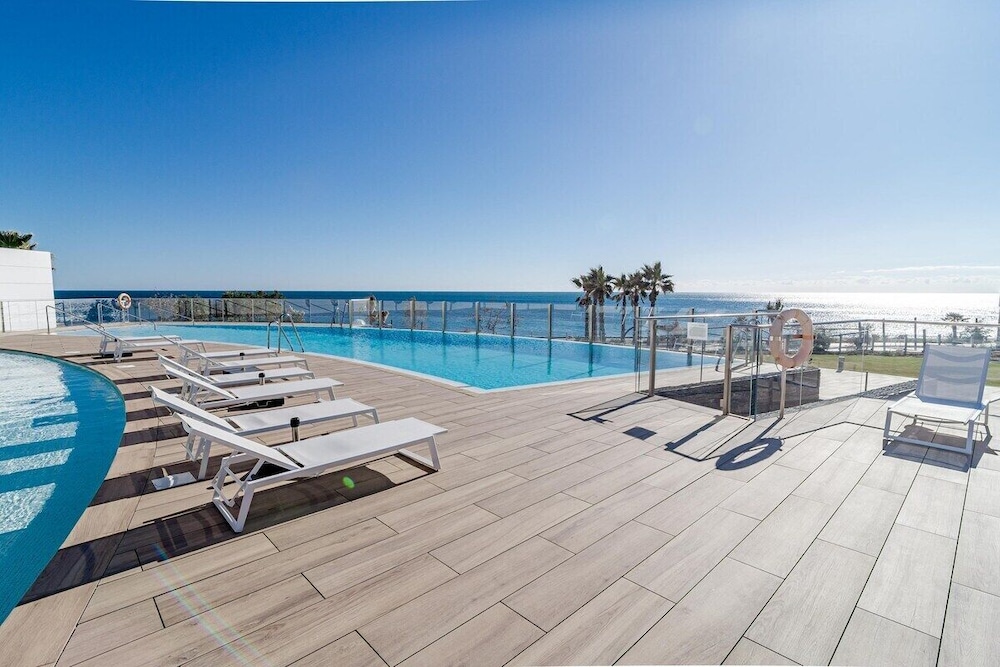 TE- Luxury Resort, Front Line Beach, Families Only