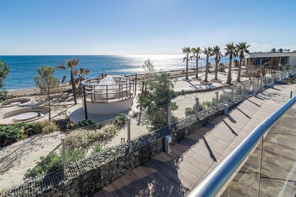 TE- Luxury Resort, Front Line Beach, Families Only