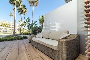 TE- Luxury Resort, Front Line Beach, Families Only