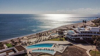 TE- Luxury Resort, Front Line Beach, Families Only