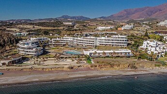 TE- Luxury Resort, Front Line Beach, Families Only