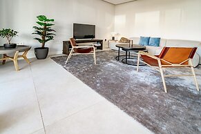 TE- Luxury Resort, Front Line Beach, Families Only