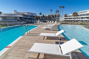 TE- Luxury Resort, Front Line Beach, Families Only