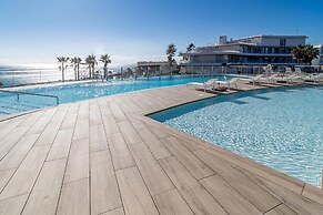 TE- Luxury Resort, Front Line Beach, Families Only