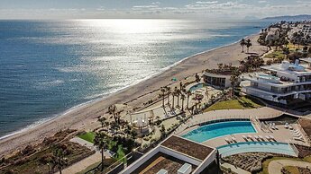 TE- Luxury Resort, Front Line Beach, Families Only