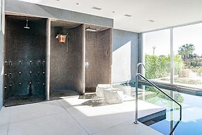 TE- Luxury Resort, Front Line Beach, Families Only