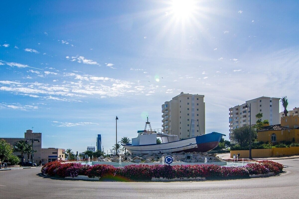 TE- Luxury Resort, Front Line Beach, Families Only