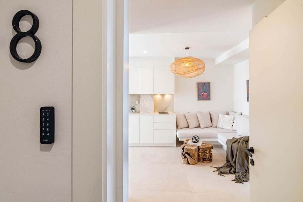 A8- Seaclub Suites by Roomservices