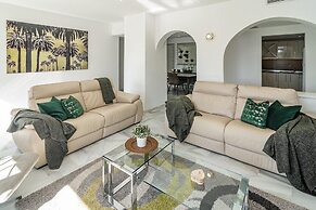 AB4 - Lovely Holiday Home Walking Distance, Beach