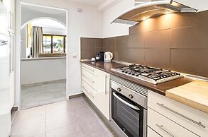 AB4 - Lovely Holiday Home Walking Distance, Beach