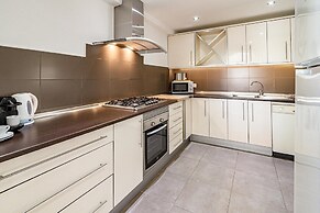 AB4 - Lovely Holiday Home Walking Distance, Beach