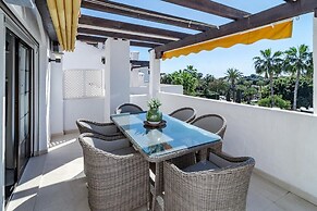AB4 - Lovely Holiday Home Walking Distance, Beach